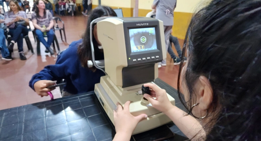 Una joven recibe control de la vista con autorefractómetro. Mirar Mejor - Santa Ana.