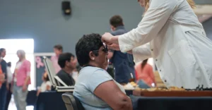 Oftalmóloga prueba graduación con lentes de prueba óptica a una señora. Mirar Mejor - Santo Pipó.