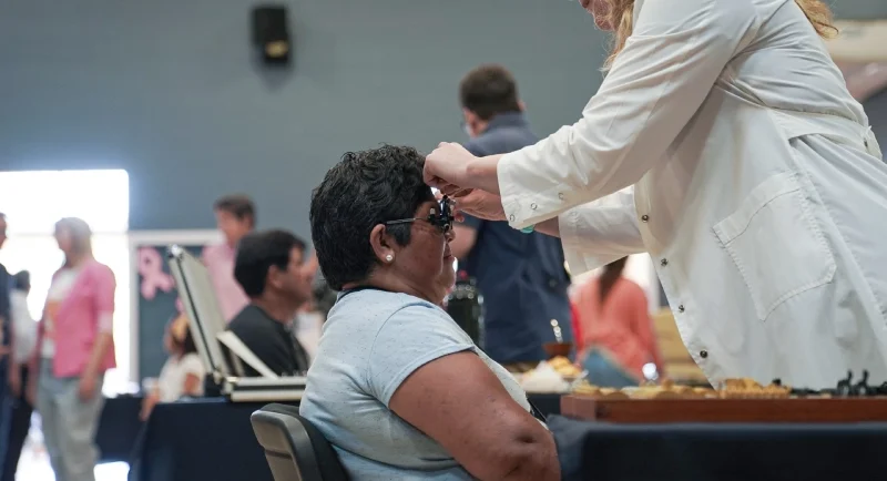 Oftalmóloga prueba graduación con lentes de prueba óptica a una señora. Mirar Mejor - Santo Pipó.