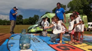 Niños realizan juego de destreza sobre cuidado del ambiente. TeRRestris en Colonia Delicia.
