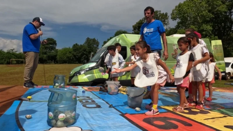 Niños realizan juego de destreza sobre cuidado del ambiente. TeRRestris en Colonia Delicia.