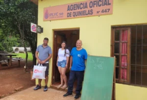 Evaristo y sus dos empleados frente a su Agencia. Fracrán.