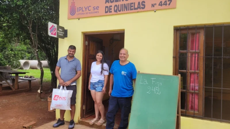 Evaristo y sus dos empleados frente a su Agencia. Fracrán.
