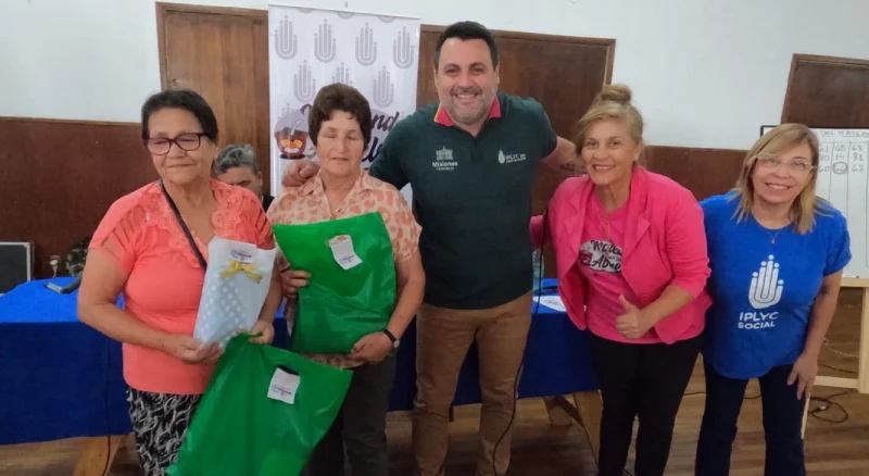 Equipo del Bingo del Mateando junto a los ganadores con sus obsequios, en Alem.