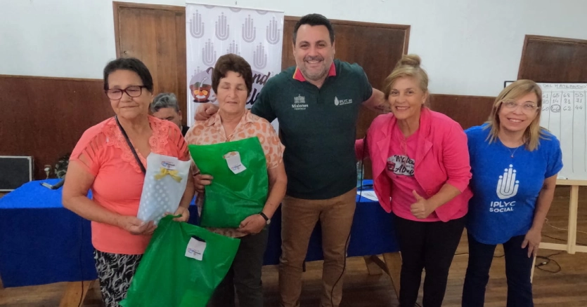 Equipo del Bingo del Mateando junto a los ganadores con sus obsequios, en Alem.