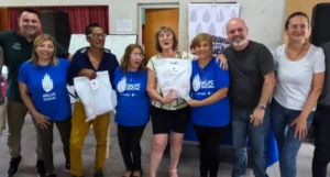Ganadores con sus obsequios junto al equipo del Bingo del Mateando en Aristóbulo Del Valle.