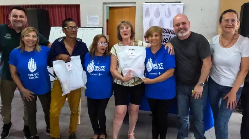 Ganadores con sus obsequios junto al equipo del Bingo del Mateando en Aristóbulo Del Valle.