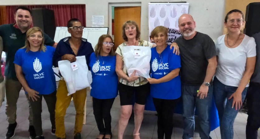 Ganadores con sus obsequios junto al equipo del Bingo del Mateando en Aristóbulo Del Valle.