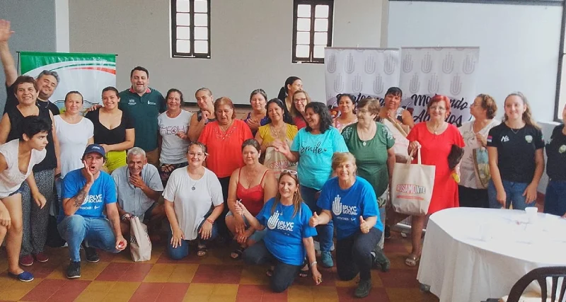 Abuelos de Corpus junto al equipo del Bingo del Mateando, saludan felices.