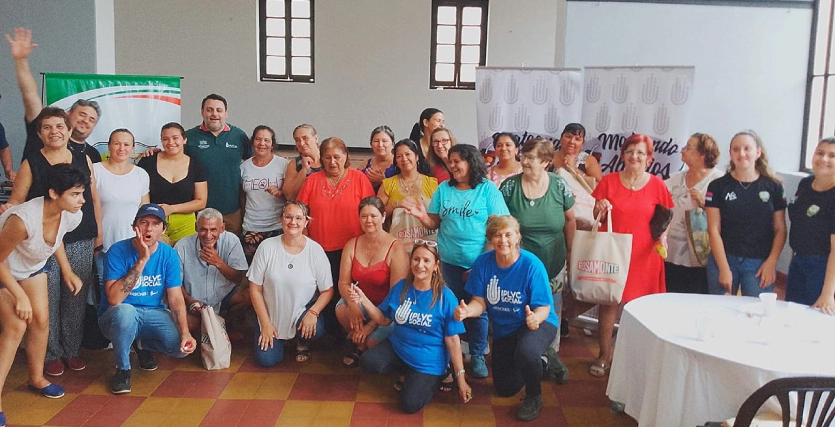 Abuelos de Corpus junto al equipo del Bingo del Mateando, saludan felices.