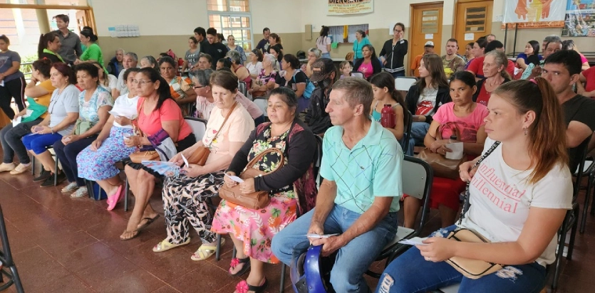 Gran concurrencia de vecinos que esperan a ser atendidos durante el operativo.