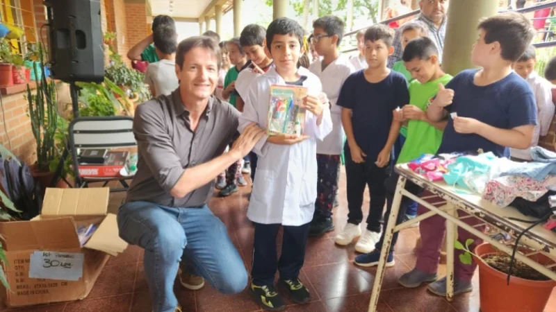 Héctor Decut y un grupo de escolares que recibieron libros de obsequio. Estamos con Vos en Alem.