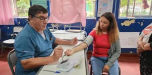 Médico controla presión arterial a vecina de Guaraní durante el operativo de Estamos con Vos.