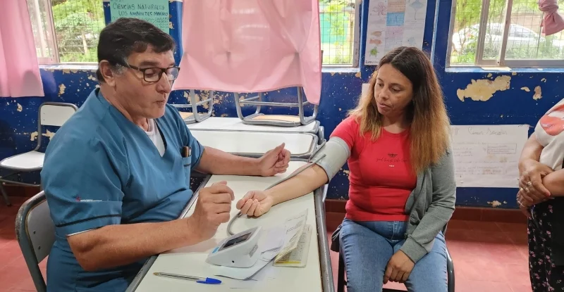 Médico controla presión arterial a vecina de Guaraní durante el operativo de Estamos con Vos.