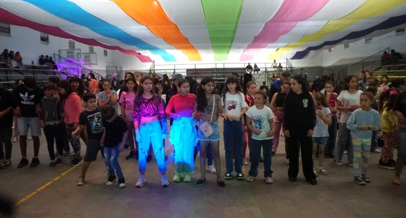 Niños se preparan para participar de un juego. Fiesta Nacional del Gurí Entrerriano.