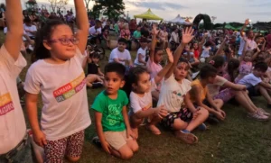 Multitud de niños disfrutan el show de Gurises Felices al cierre de la Semana del Prematuro.