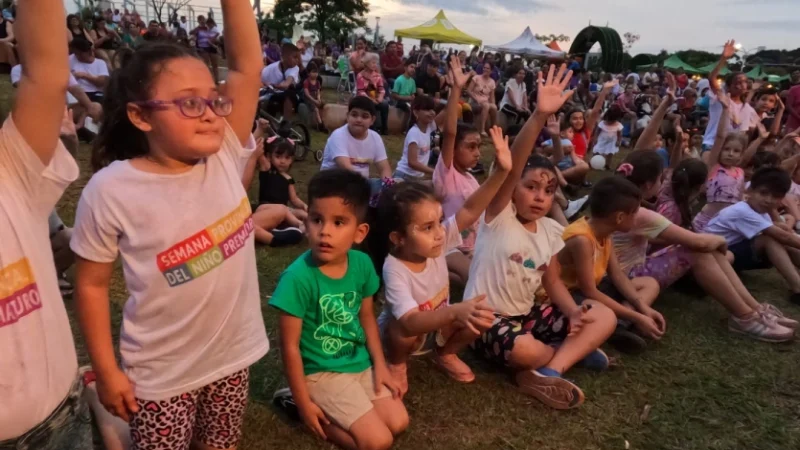 Multitud de niños disfrutan el show de Gurises Felices al cierre de la Semana del Prematuro.
