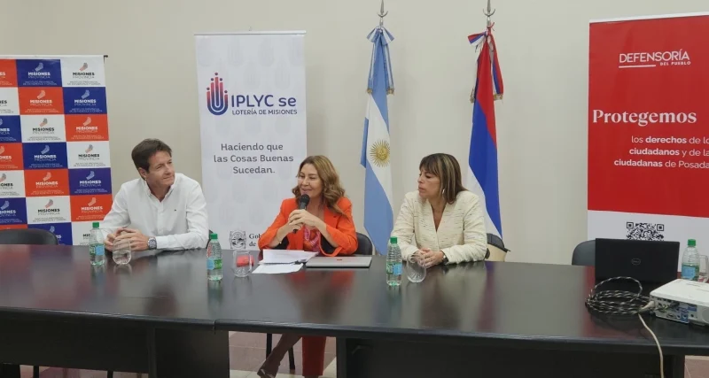 Héctor Decut, Silvana Labat y Valeria Fiore Cáceres en la presentación de la encuesta sobre apuestas online en adolescentes.
