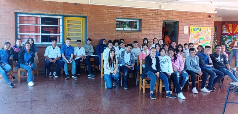 Alumnos de Azara que participaron de la charla sobre apuestas y uso excesivo de dispositivos.