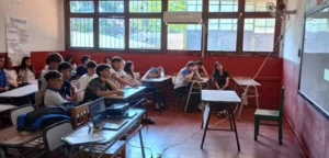 Alumnos del Colegio Nacional Amadeo Bonpland, de Oberá, durante las charlas con Juego Responsable del IPLyC.