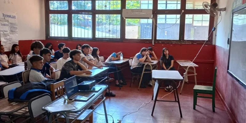 Alumnos del Colegio Nacional Amadeo Bonpland, de Oberá, durante las charlas con Juego Responsable del IPLyC.