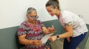 Oftalmóloga prueba graduación con lentes de prueba óptica a una mujer mayor. Mirar Mejor - Arroyo Del Medio.