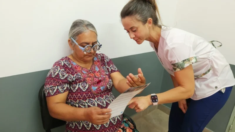 Oftalmóloga prueba graduación con lentes de prueba óptica a una mujer mayor. Mirar Mejor - Arroyo Del Medio.