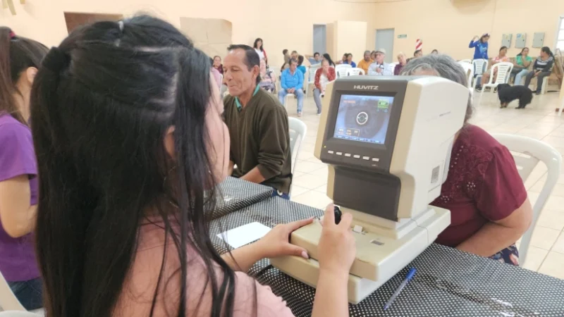 Una mujer mayor recibe control de la vista con autorefractómetro. Mirar Mejor - Profundidad.