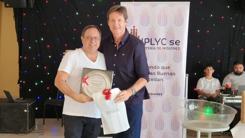 Pablo Ansin, titular de la Agencia 328, recibe la distinción de Agencia del Año, de manos de Héctor Decut.