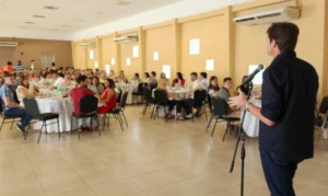 Héctor Decut habla delante de agencieros y pide involucrarse en visibilizar y concientizar sobre el juego online clandestino".