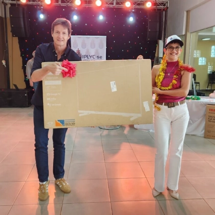 Héctor Decut entrega premio de sorteo entre Agencias, a agenciera de Santa Ana.