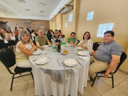 Agencieros alrededor de la mesa mesa.