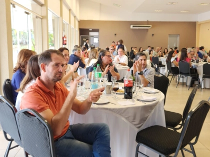Agencieros compartiendo una mesa escuchan a Héctor Decut.