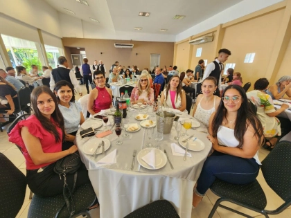 Agencieros compartiendo una mesa.