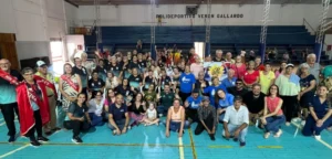 Multitud de abuelos de San Vicente junto al equipo del Bingo del Mateando saludan para la foto.