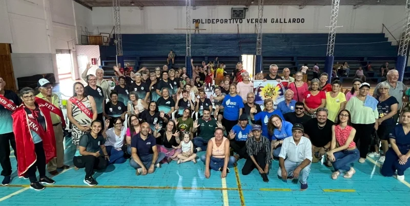 Multitud de abuelos de San Vicente junto al equipo del Bingo del Mateando saludan para la foto.