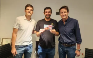 Héctor Decut junto al ganador del primer premio del Deporbono 7.