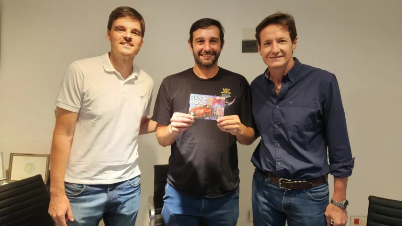 Héctor Decut junto al ganador del primer premio del Deporbono 7.