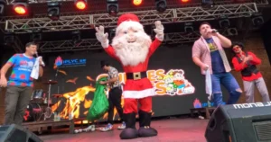 Papá Noel junto al equipo de Gurises Felices realizan su show sobre el escenario.