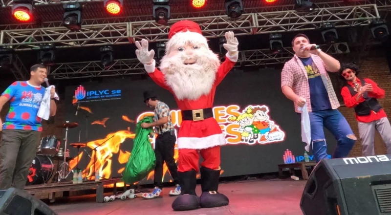 Papá Noel junto al equipo de Gurises Felices realizan su show sobre el escenario.