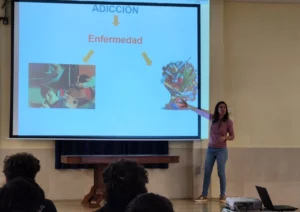 Isabel Zilveti, de Juego Responsable en una de las charlas sobre prevención de adicciones.