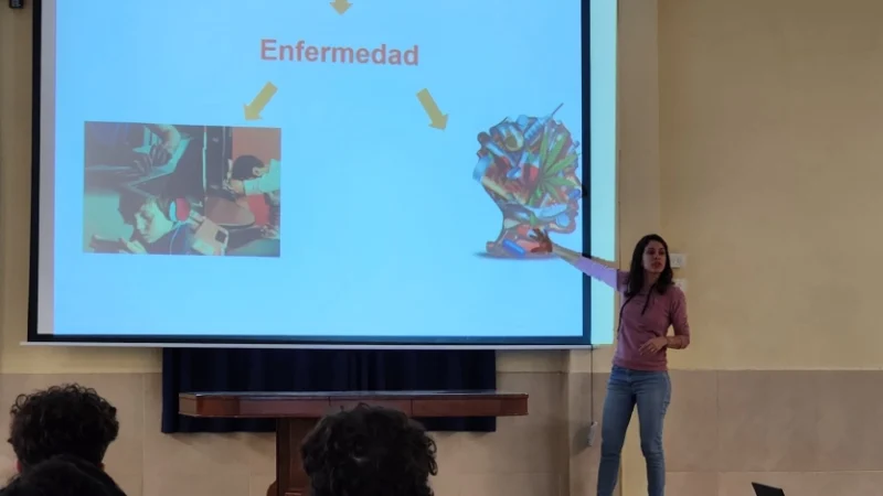 Isabel Zilveti, de Juego Responsable en una de las charlas sobre prevención de adicciones.