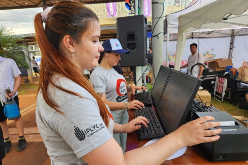 Dos colaboradoras del IPLyC hacen una demostración en el stand.