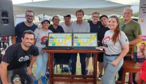 Héctor Decut y el equipo del stand en Makerland con el sorteador cuántico.