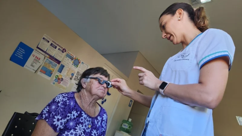 Oftalmóloga coloca los lentes de prueba óptica a una vecina. Mirar Mejor 2024.