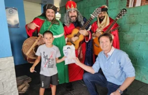Un niño recibe su obsequio junto a los Reyes Magos y Héctor Decut. IPLyC Social