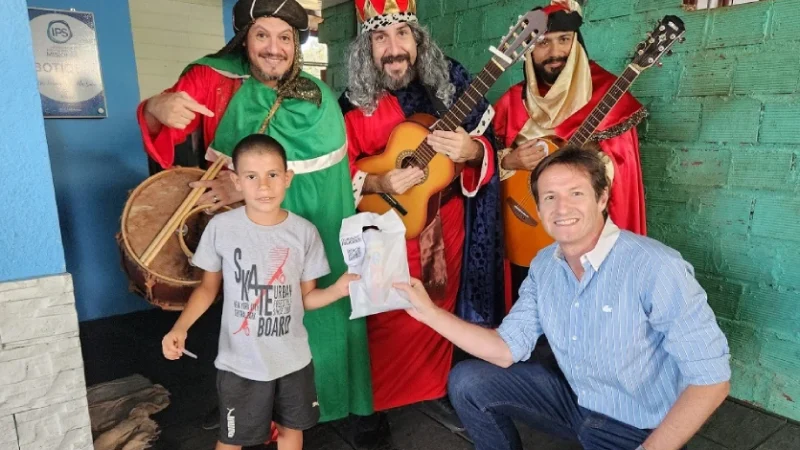 Un niño recibe su obsequio junto a los Reyes Magos y Héctor Decut. IPLyC Social