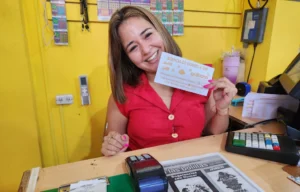 Rocío sonríe en su agencia. La 241 es la Agencia del Mes de enero.
