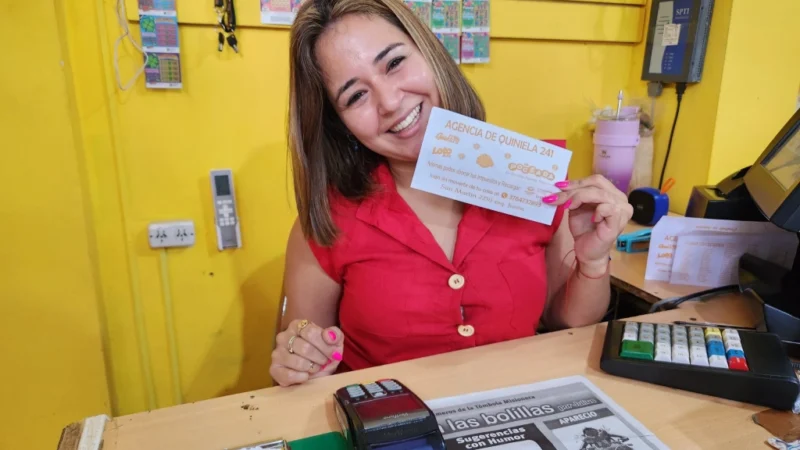Rocío sonríe en su agencia. La 241 es la Agencia del Mes de enero.