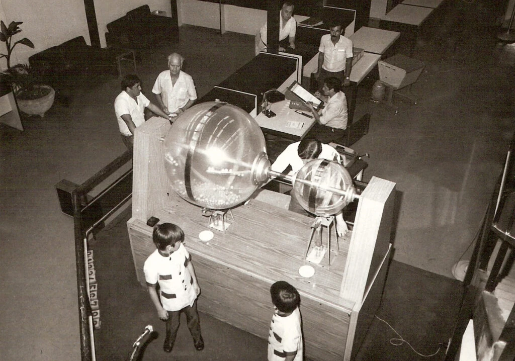 Sala de sorteos de 1972, durante la transmisión del sorteo.